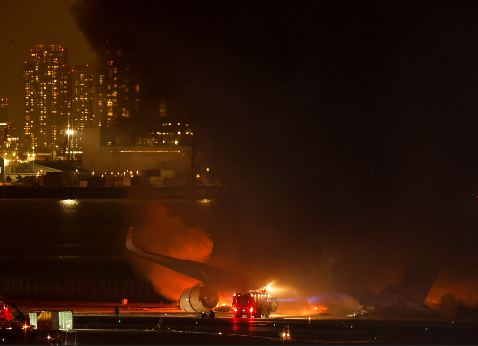 東京羽田機場日航著火(路透社)