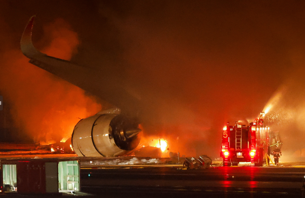 東京羽田機場日航著火(路透社)