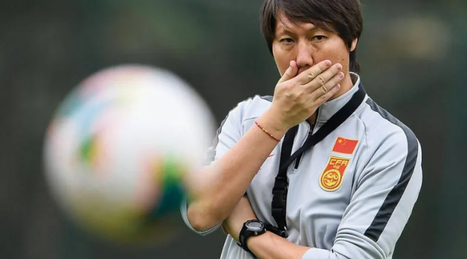 去年被提出公訴的前國足主帥李鐵承認帶領兩支中甲球隊河北華夏及武漢卓爾升班中超,原因與踢假波有關。另外,他向中國足球協會時任主席陳戌源和中國足球協會時任秘書長劉奕行賄共300萬元人民幣(下同),得以成為國足主帥。