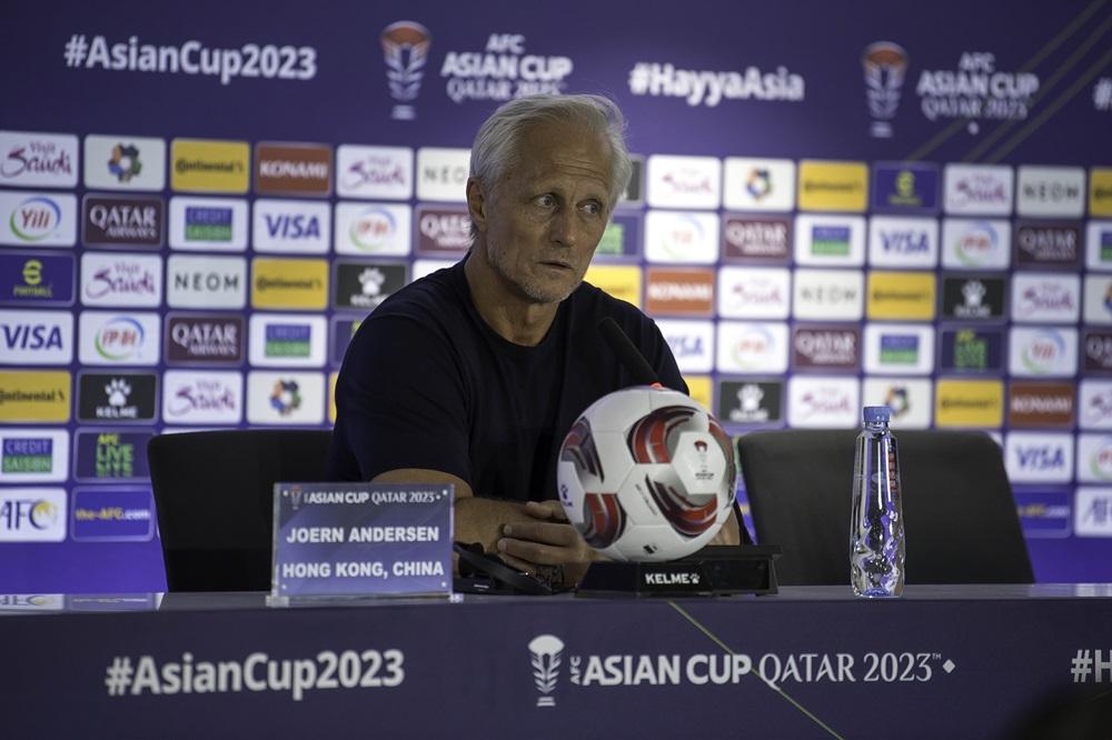 港隊主帥安達臣出席賽後記者會。(亞洲足協圖片)