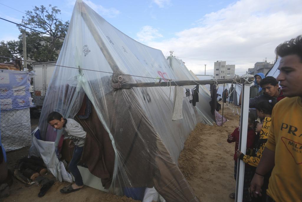 加沙兒童住進拉法邊境附近搭建臨時帳篷。(美聯社)