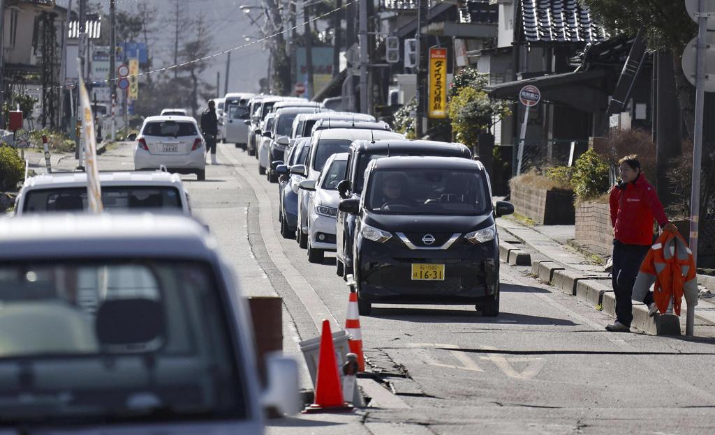 災區大批車輛在輪候入油。(美聯社)