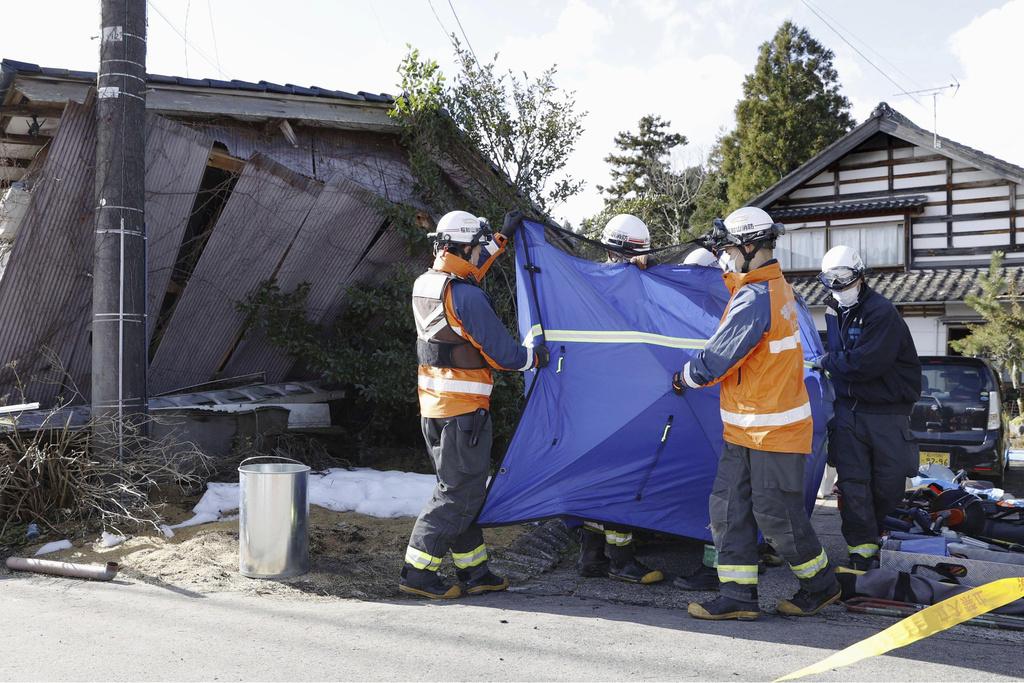 救援人員繼續在瓦礫中救助被困人員。(美聯社)