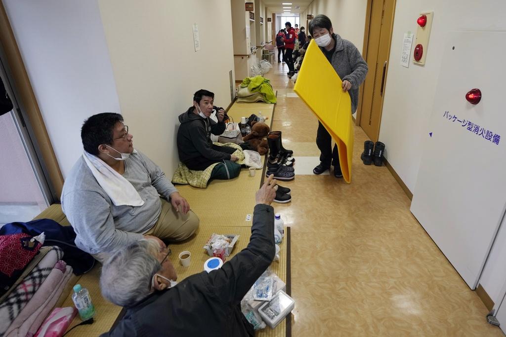 石川縣輪島市居民入住避難所。(美聯社)