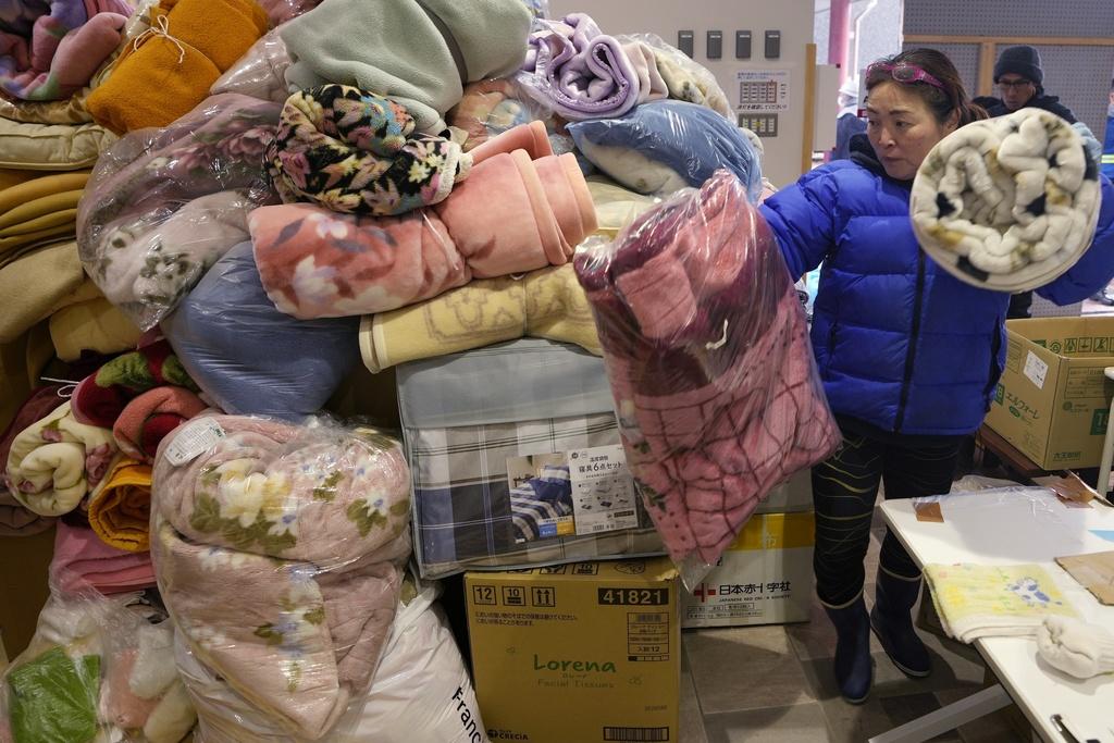 石川縣輪島市居民向避難所捐出毛毯。(美聯社)