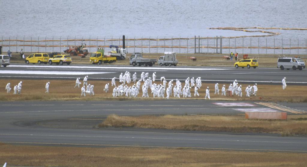 工作人員繼續清理事發跑道。(美聯社)