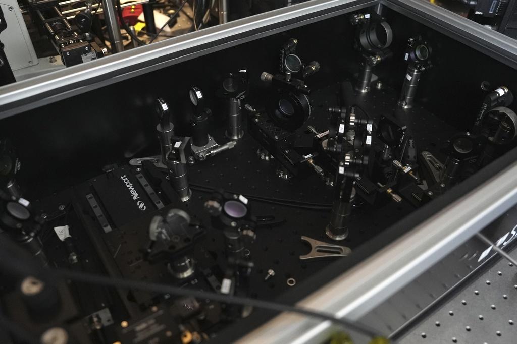 用於掃瞄膠樽的光學器材。(美聯社)