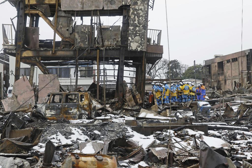警員周二繼續在輪島市災區搜索。(美聯社)