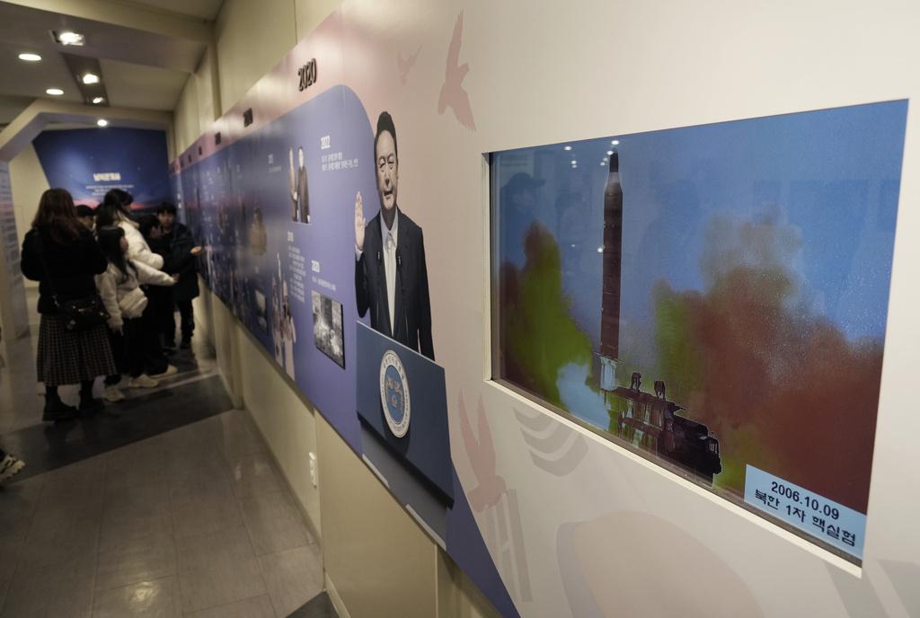 南韓玻州市統一觀察台展示北韓導彈。(美聯社)