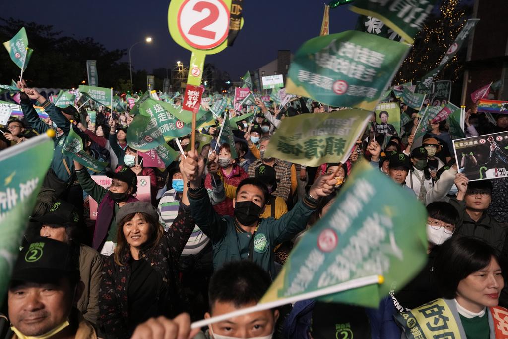 台灣大選2024|綠營民進黨的賴清德的支持者參加造勢大會。(AP)