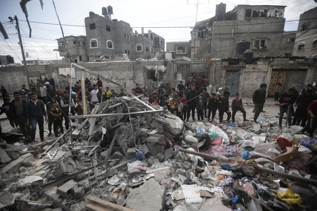 加沙汗尤尼斯住宅被以軍炮火摧毀。(美聯社)