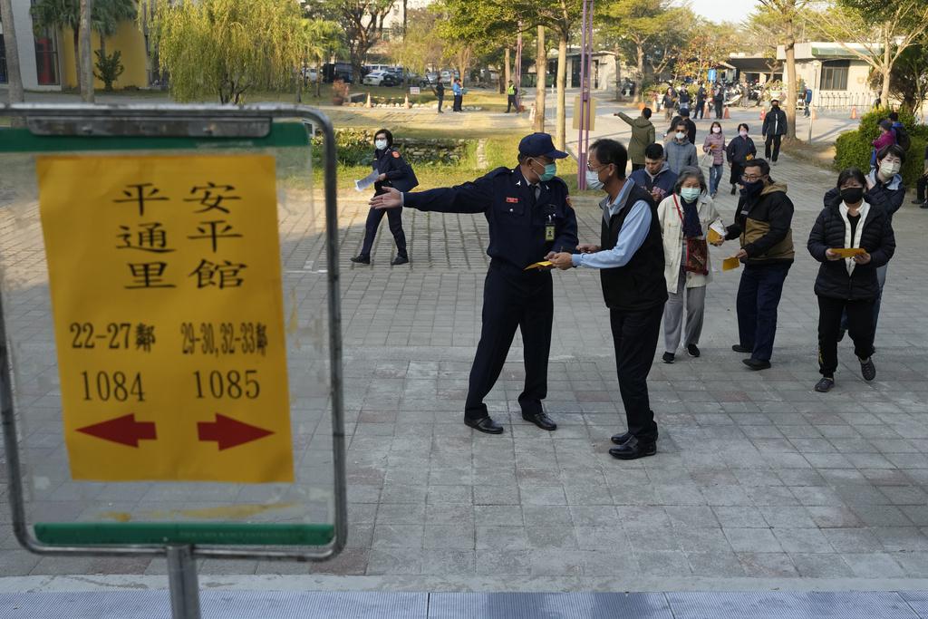 台灣大選2024|有台灣的選民一早到投票站投票。(AP)