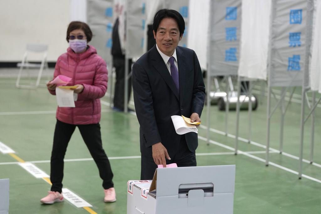 台灣大選2024|民進黨候選人賴清德今早在台南票站投票。(AP)