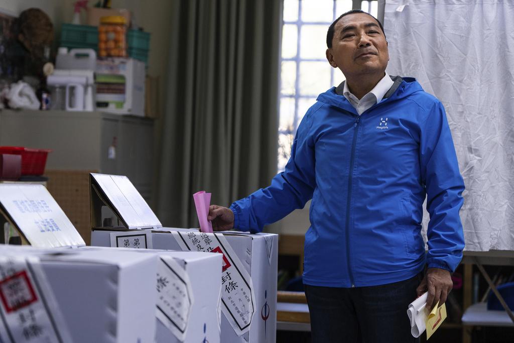 國民黨候選人侯友宜早上到新北市的票站投票。(AP)