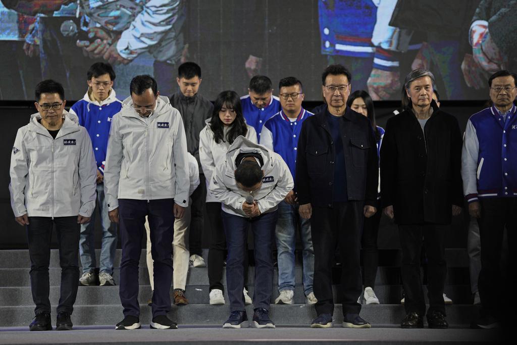 國民黨侯友宜向支持者躬鞠致歉,宣布在選舉中落敗。(AP)