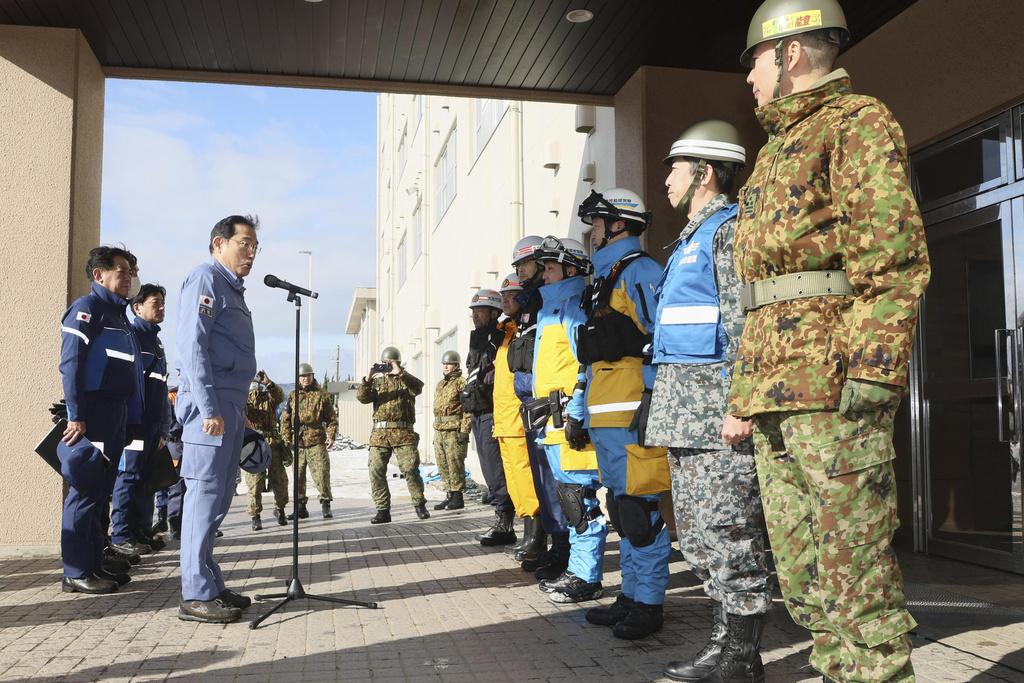 岸田文雄對搜救人員發表講話。(美聯社)