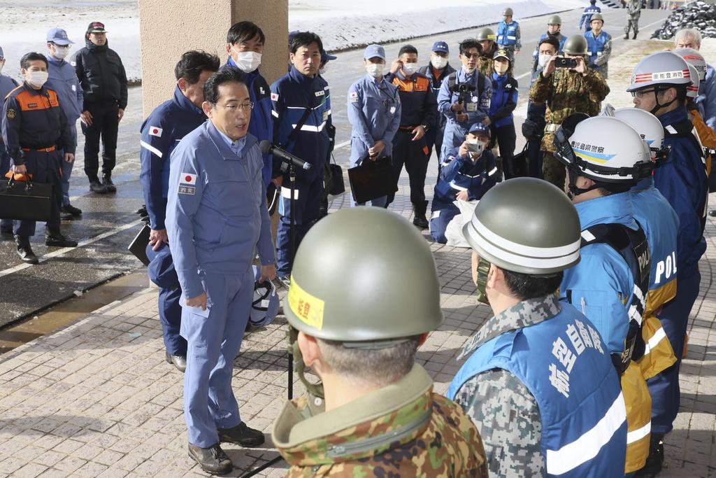 岸田文雄對搜救人員發表講話。(美聯社)