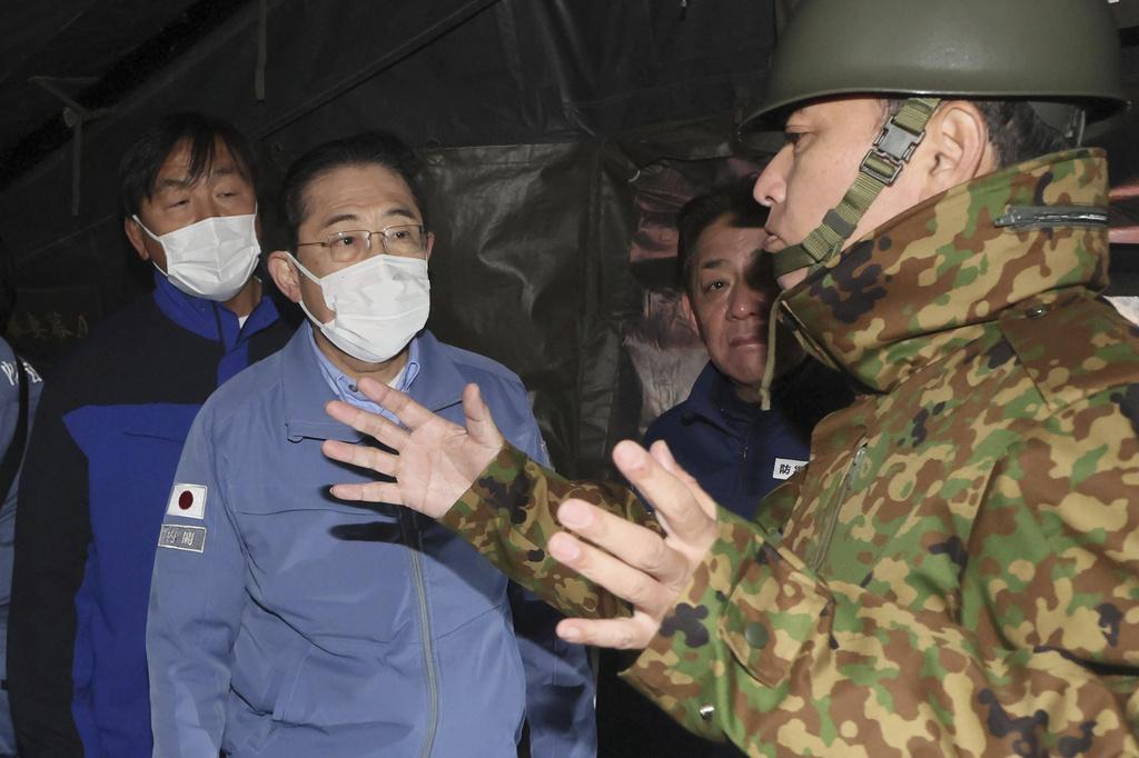 岸田文雄聽取自衛隊員匯報搜救情況。(美聯社)