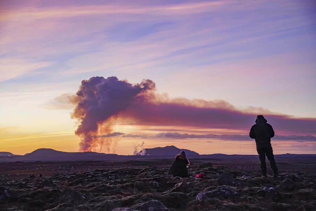 冰島火山爆發,噴出火山灰雲。(美聯社)