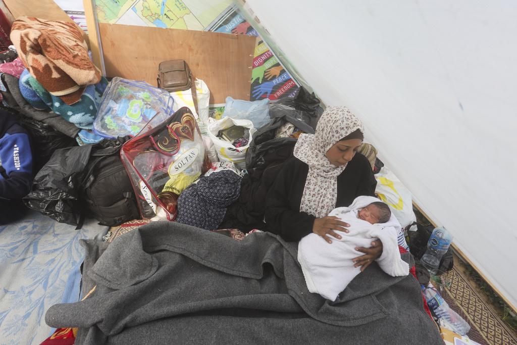 加沙一名女子帶著初生兒住進臨時帳篷。(美聯社)