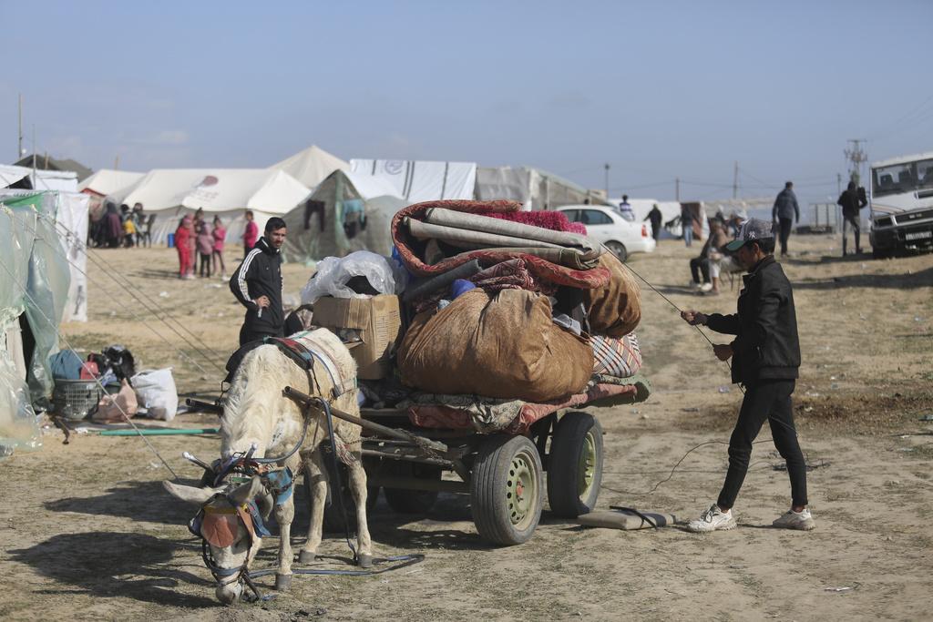 加沙居民帶同家當住進拉法邊境附近的臨時帳篷。(美聯社)