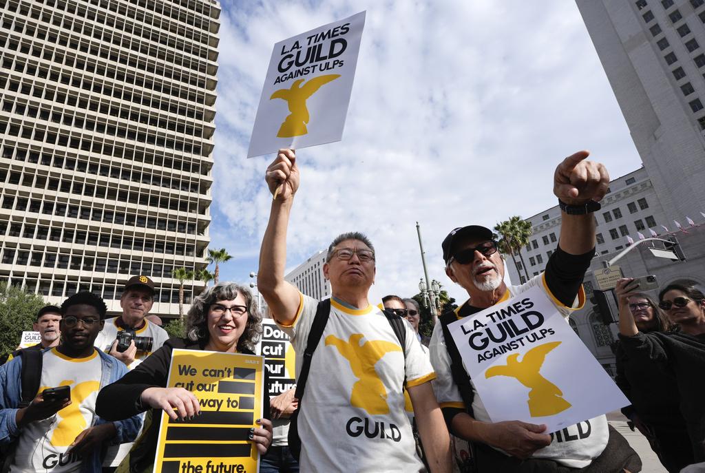面臨裁員,《洛杉磯時報》編採部員工上周五發起歷來首次罷工。(美聯社)