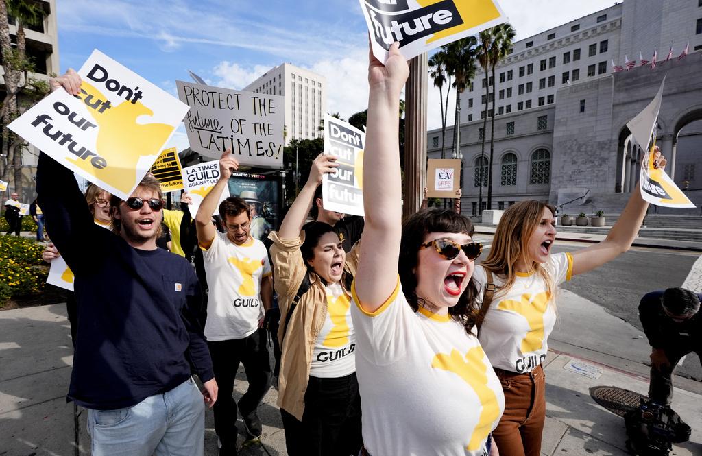 面臨裁員,《洛杉磯時報》編採部員工上周五發起歷來首次罷工。(美聯社)