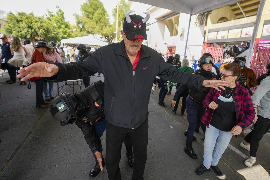 墨西哥城周日舉行撤銷禁令後的首場鬥牛,警方嚴陣戒備,對入場者搜身。(美聯社)