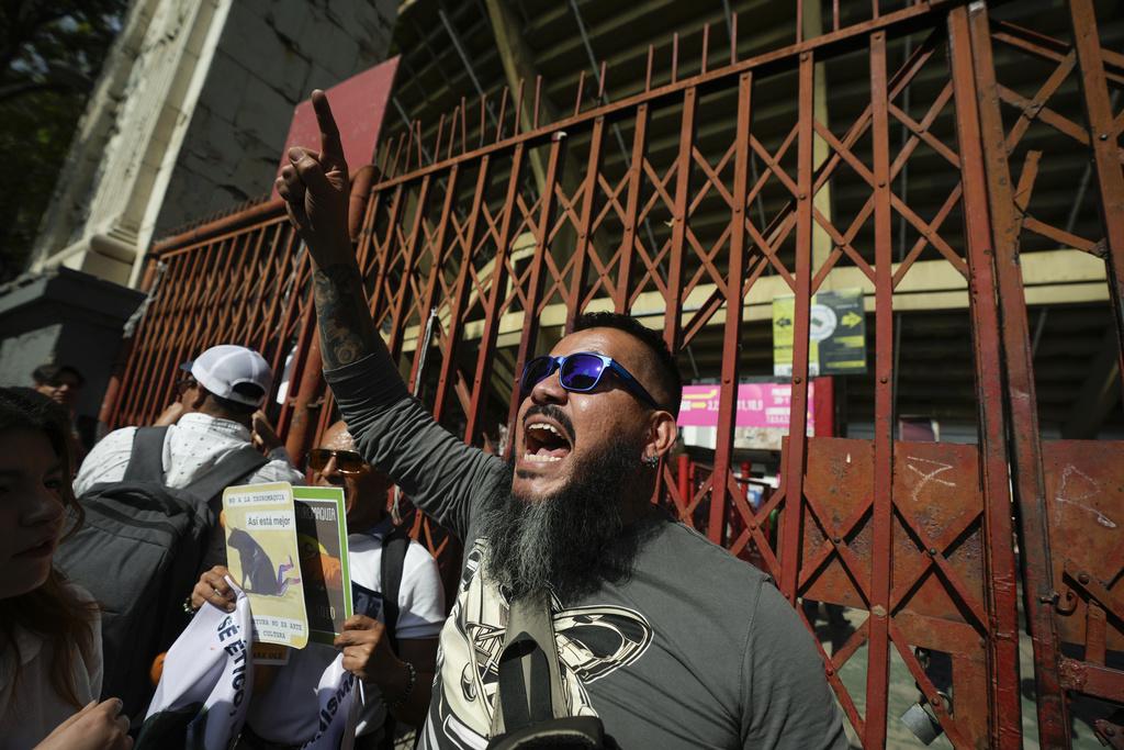 墨西哥城周日舉行撤銷禁令後的首場鬥牛,有人在場外抗議。(美聯社)