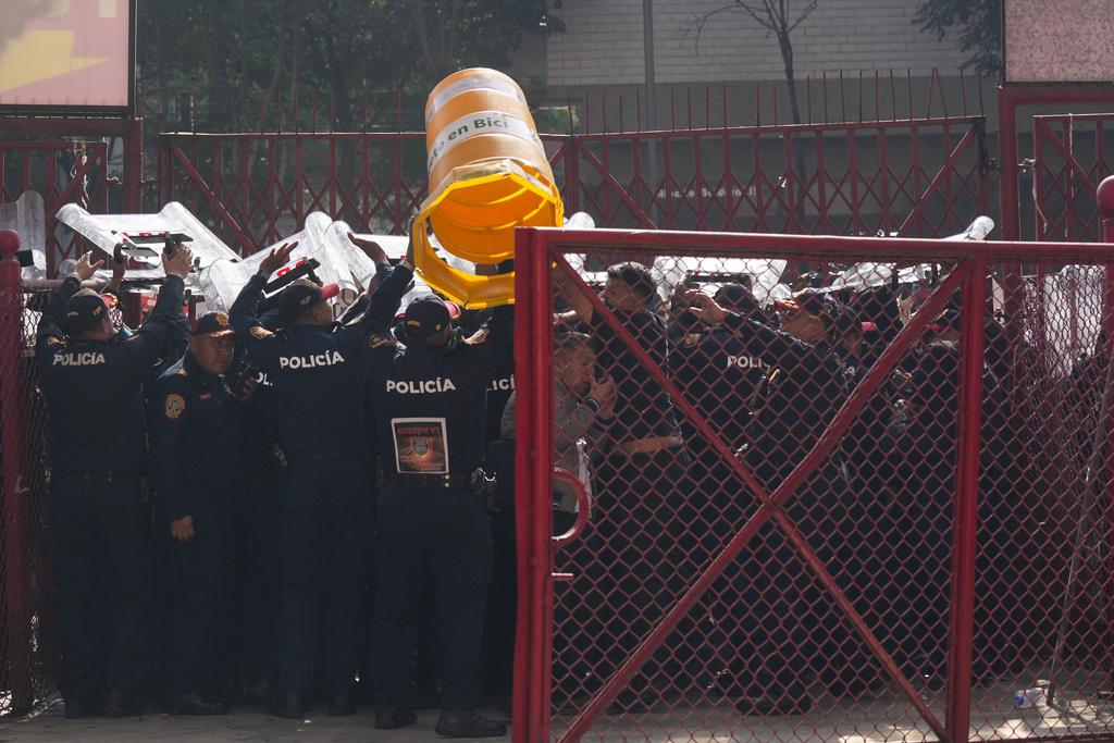 警員堵住閘口,阻止示威者進入。(美聯社)