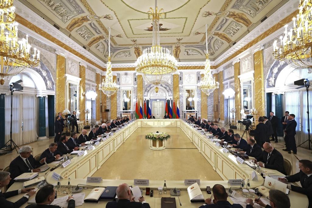 普京周一與到訪的白俄羅斯總統盧卡申科在聖彼得堡會晤。(美聯社)