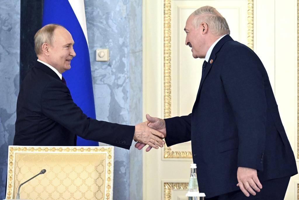 普京周一與到訪的白俄羅斯總統盧卡申科在聖彼得堡會面。(美聯社)