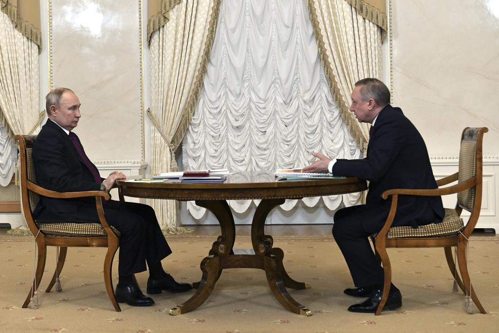 普京周一聽取聖彼得堡市長別格洛夫匯報。(美聯社)