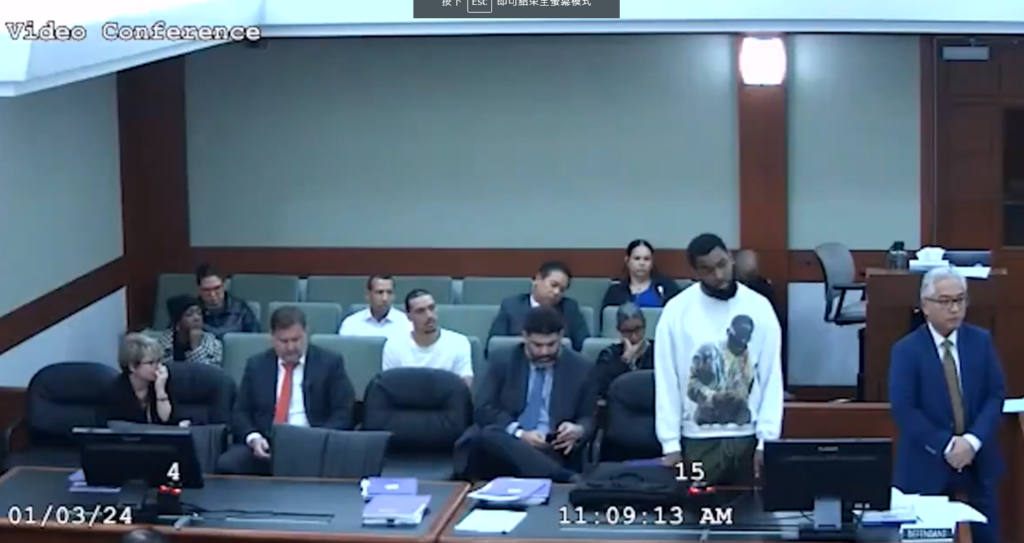 美國內華達州拉斯維加斯一名涉及暴力襲擊案件的黑人男子,周三(3日)早上在克拉克縣地區法院受審,期間女法官明言會判處入獄,被告竟因不滿判決,當場飛撲法官席襲擊毆打女法官,隨即被保安人員制伏,女法官受傷需留醫治療。