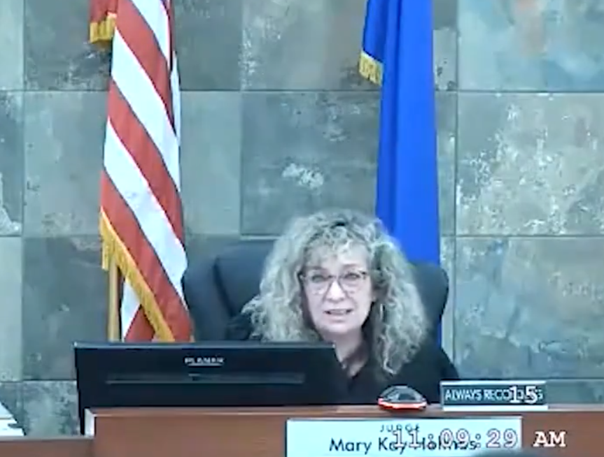 美國內華達州拉斯維加斯一名涉及暴力襲擊案件的黑人男子,周三(3日)早上在克拉克縣地區法院受審,期間女法官明言會判處入獄,被告竟因不滿判決,當場飛撲法官席襲擊毆打女法官,隨即被保安人員制伏,女法官受傷需留醫治療。