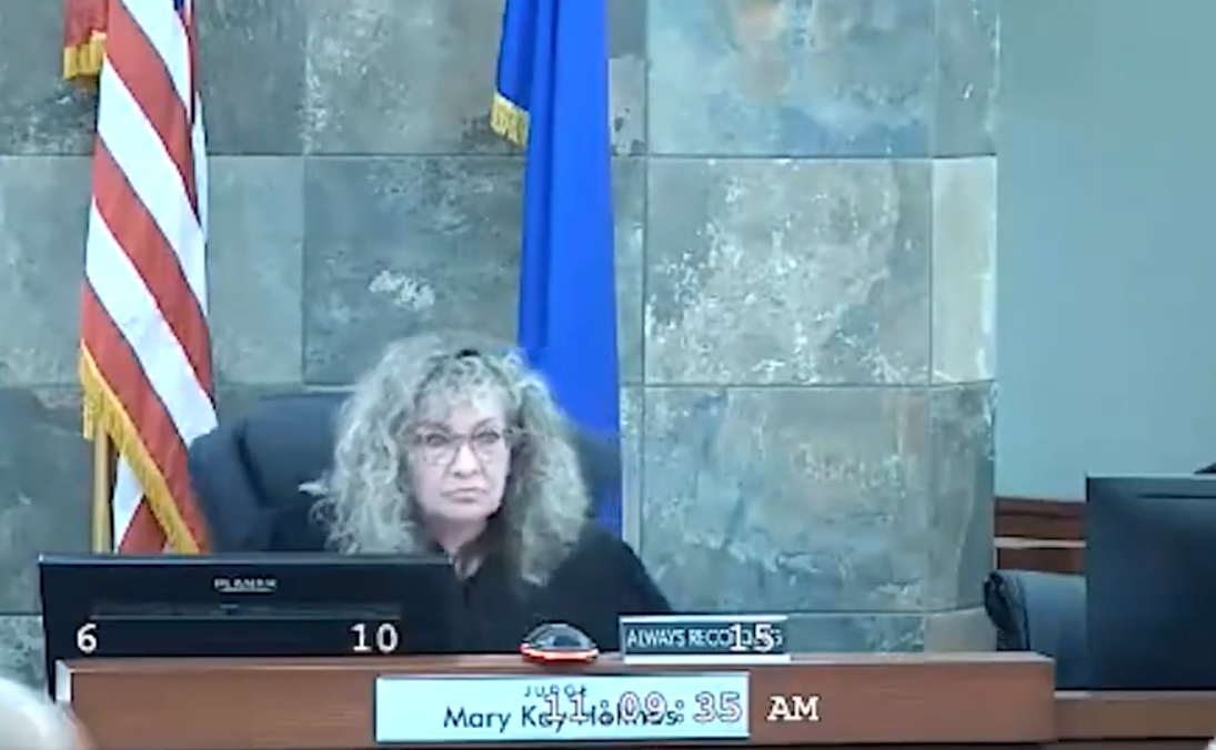 美國內華達州拉斯維加斯一名涉及暴力襲擊案件的黑人男子,周三(3日)早上在克拉克縣地區法院受審,期間女法官明言會判處入獄,被告竟因不滿判決,當場飛撲法官席襲擊毆打女法官,隨即被保安人員制伏,女法官受傷需留醫治療。