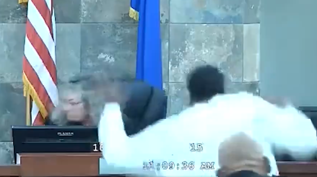 美國內華達州拉斯維加斯一名涉及暴力襲擊案件的黑人男子,周三(3日)早上在克拉克縣地區法院受審,期間女法官明言會判處入獄,被告竟因不滿判決,當場飛撲法官席襲擊毆打女法官,隨即被保安人員制伏,女法官受傷需留醫治療。