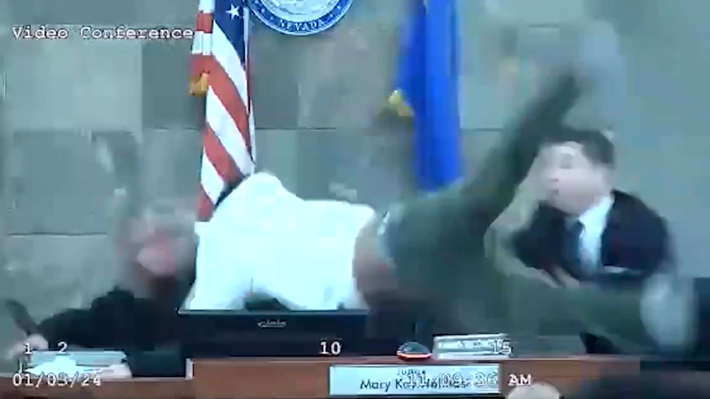 美國內華達州拉斯維加斯一名涉及暴力襲擊案件的黑人男子,周三(3日)早上在克拉克縣地區法院受審,期間女法官明言會判處入獄,被告竟因不滿判決,當場飛撲法官席襲擊毆打女法官,隨即被保安人員制伏,女法官受傷需留醫治療。