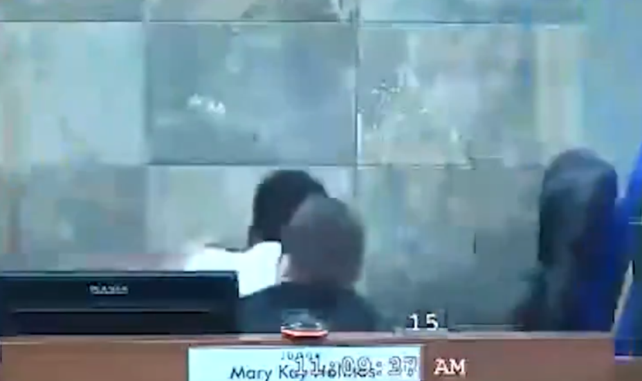 美國內華達州拉斯維加斯一名涉及暴力襲擊案件的黑人男子,周三(3日)早上在克拉克縣地區法院受審,期間女法官明言會判處入獄,被告竟因不滿判決,當場飛撲法官席襲擊毆打女法官,隨即被保安人員制伏,女法官受傷需留醫治療。