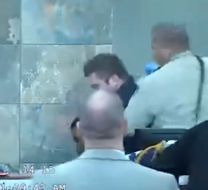 美國內華達州拉斯維加斯一名涉及暴力襲擊案件的黑人男子,周三(3日)早上在克拉克縣地區法院受審,期間女法官明言會判處入獄,被告竟因不滿判決,當場飛撲法官席襲擊毆打女法官,隨即被保安人員制伏,女法官受傷需留醫治療。