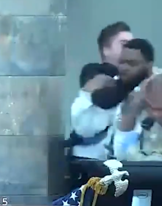 美國內華達州拉斯維加斯一名涉及暴力襲擊案件的黑人男子,周三(3日)早上在克拉克縣地區法院受審,期間女法官明言會判處入獄,被告竟因不滿判決,當場飛撲法官席襲擊毆打女法官,隨即被保安人員制伏,女法官受傷需留醫治療。