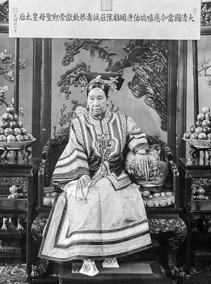 慈禧太后其中一張流傳最廣的黑白照片
