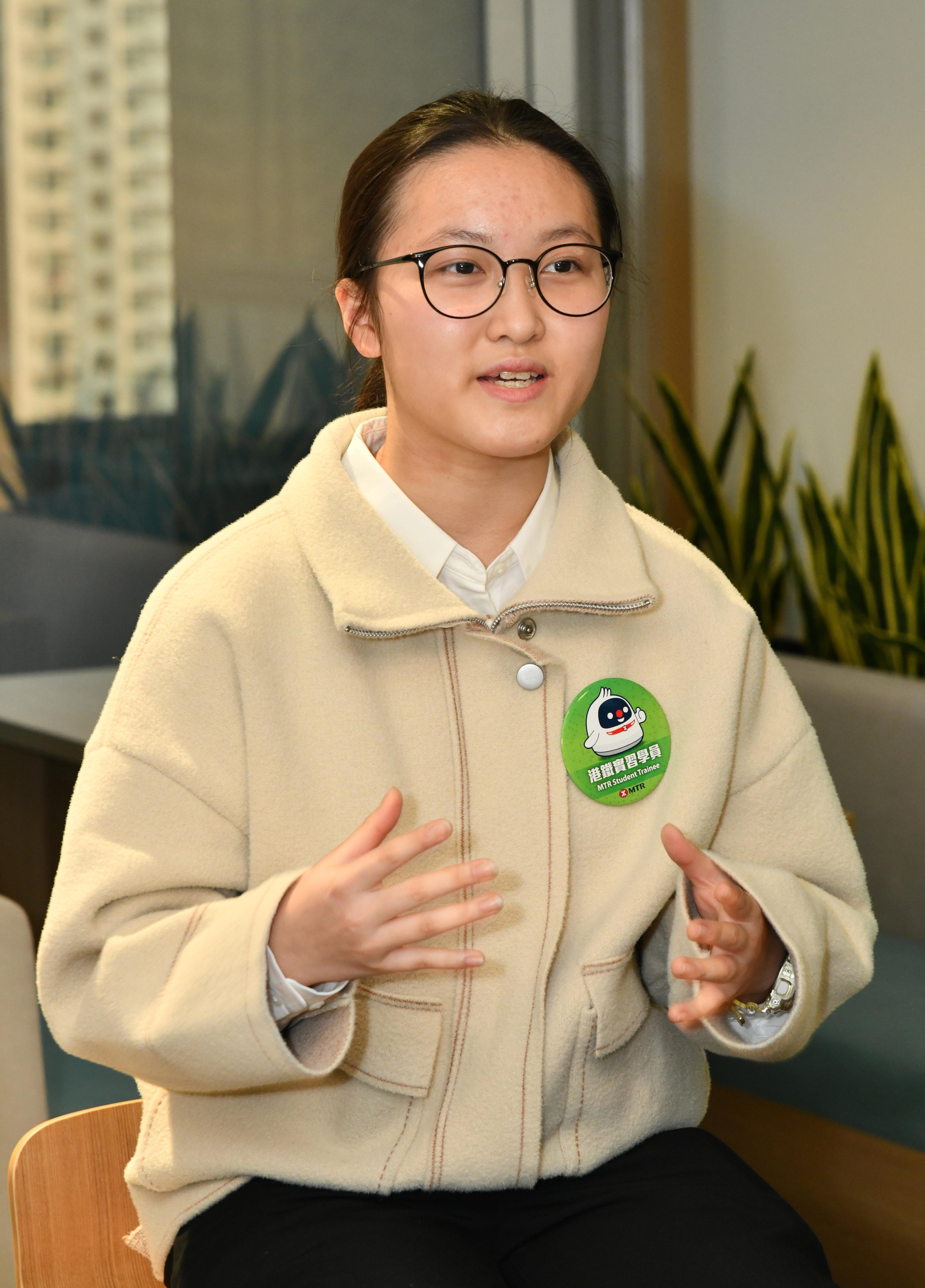 梁恩喬形容自己比較少說話,但擔任客服崗位發覺解答問題時對答自如(港鐵提供圖片)