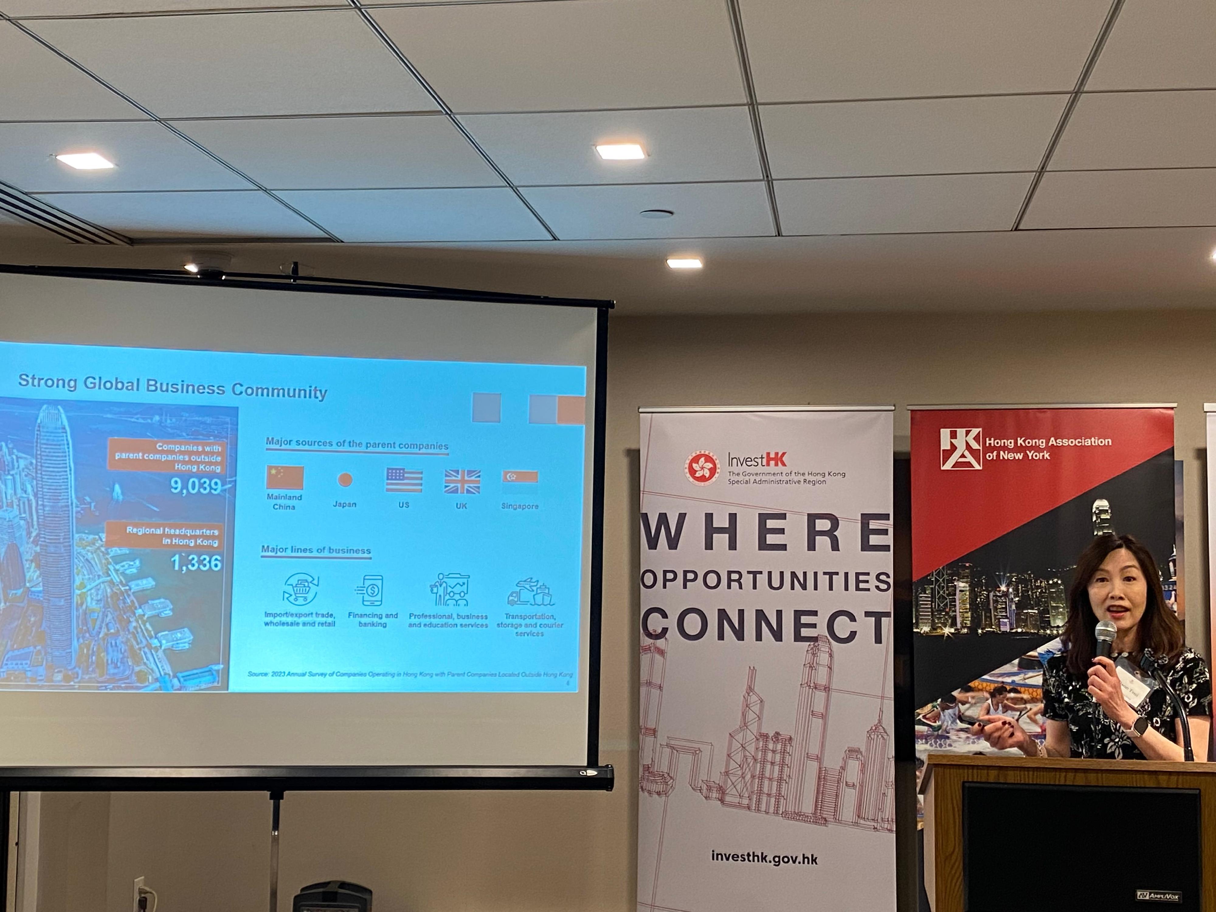 香港駐紐約經濟貿易辦事處與投資推廣署於一月二十四日(紐約時間)在紐約一個節慶酒會上,攜手推廣香港商機。投資推廣署國際業務發展主管徐慧敏與嘉賓分享了她對在香港營商的見解。(政府新聞處圖片)