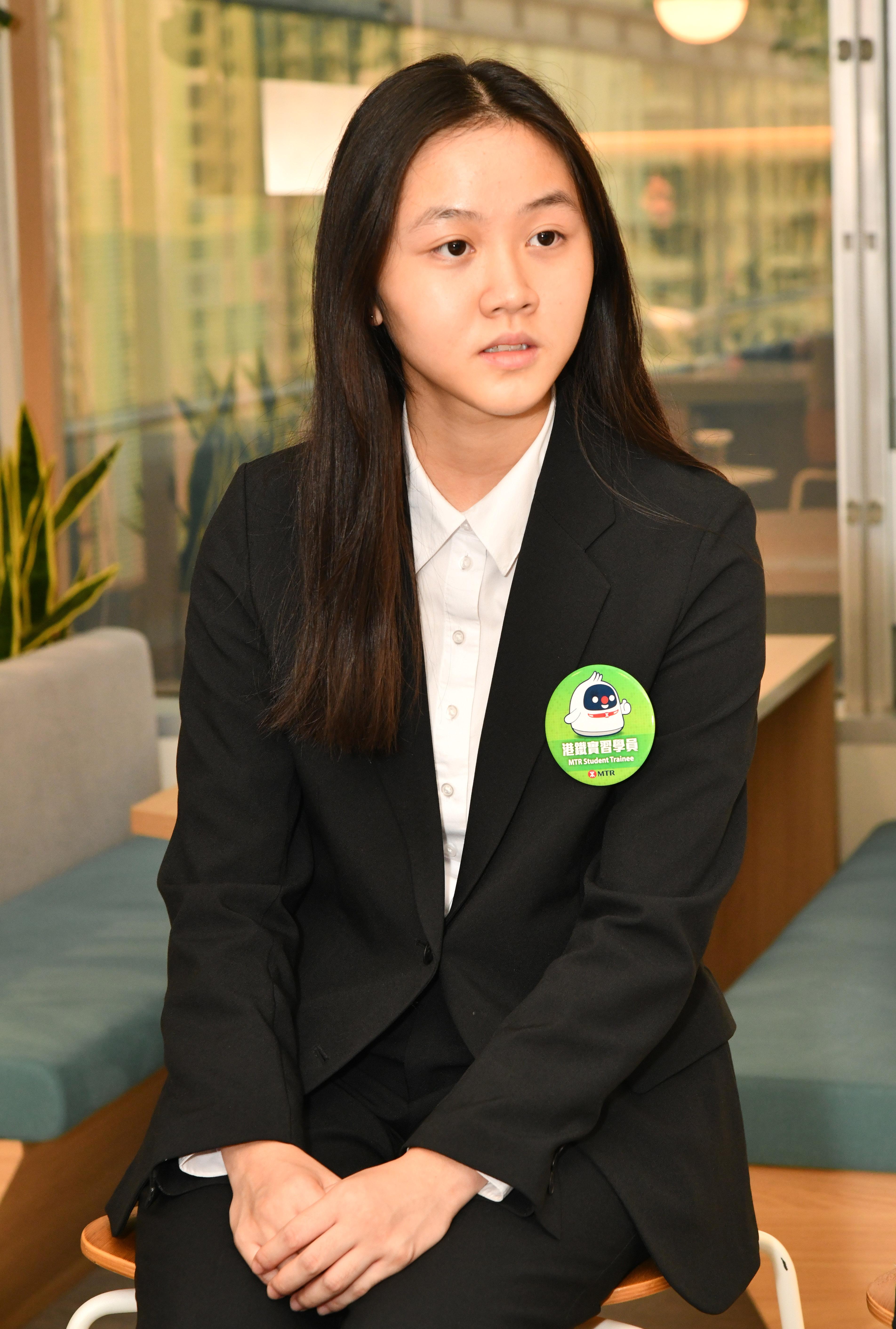 謝愷彤最深刻是跟隨工程部,安裝東鐵綫月台幕門(港鐵提供圖片)