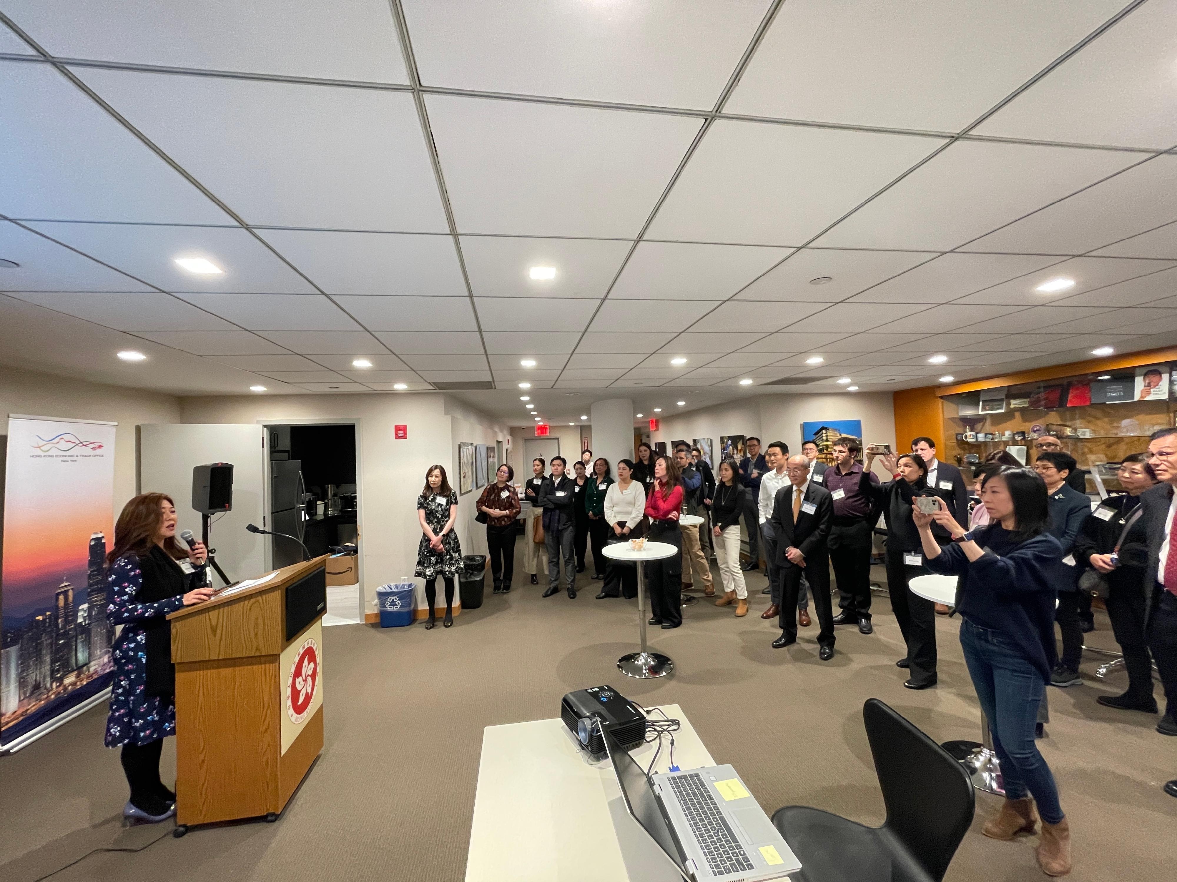 香港駐紐約經濟貿易辦事處與投資推廣署於一月二十四日(紐約時間)在紐約一個節慶酒會上,攜手推廣香港商機。活動由紐約香港協會主辦,吸引來自商業、金融、法律和貿易等不同界別的嘉賓出席。(政府新聞處圖片)