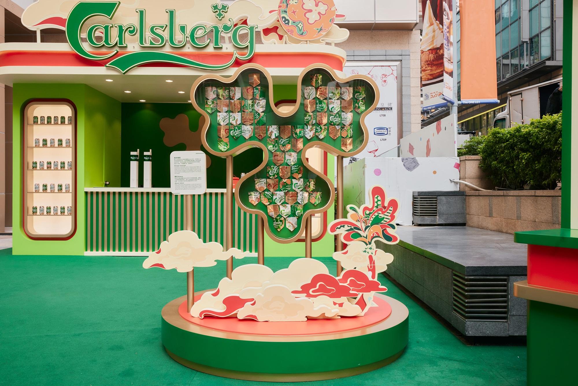 必影-嘉士伯啤酒花環保裝置|嘉士伯與香港本地藝術團體&dear合作,回收大約100個嘉士伯啤酒罐,壓製並模仿龍的鱗片,砌成品牌的經典啤酒花圖案,在設計上充滿小心思!