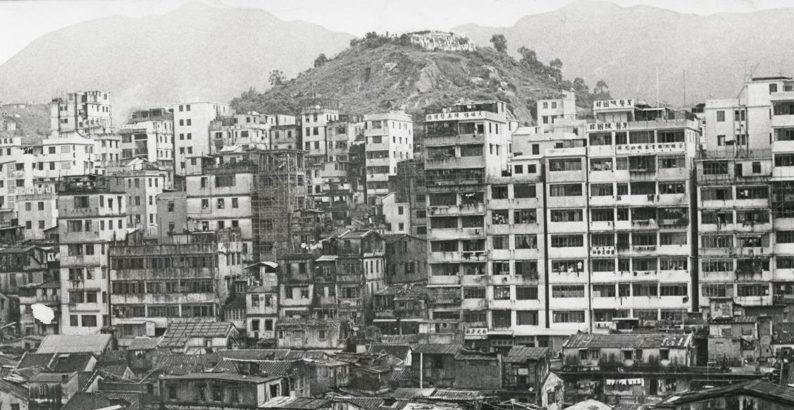 1970年代的九龍寨城一帶,格仔山正位於左後方。(圖片來源:Getty)