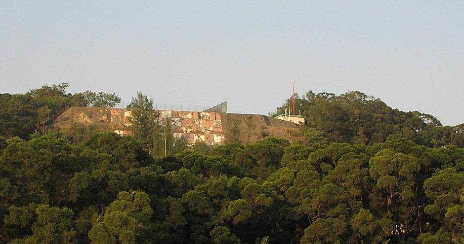 格仔山位於昔日啟德機場13跑道降落航道,山丘兩邊的斜坡同樣塗上紅白方格,遠望好像棋盤,因而得名,其英文名稱為Checkerboard Hill。(網上圖片)