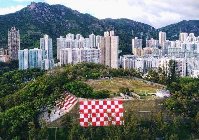 2021年,格仔山重新被塗上紅白方格,重拾昔日的風采。(網上圖片)